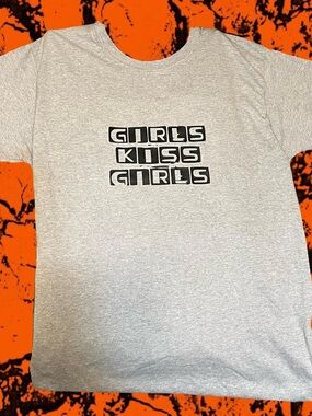American Eagle Outfitters Light Gray 'GIRLS KISS GIRLS' Graphic Tee